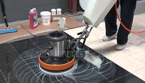 Sử dụng hóa chất tẩy sơn keo cho sàn nhà