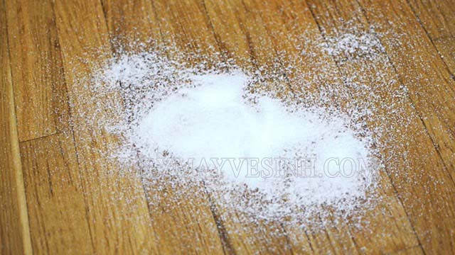 Rắc đều bột baking soda lên sàn bếp, nơi có vết bẩn dầu mỡ