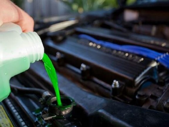 Nước giải nhiệt xe hơi giúp bảo vệ động cơ ô tô