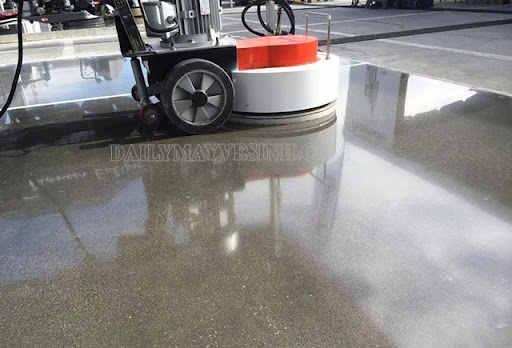 Sử dụng máy mài sàn để đánh bóng nền bê tông