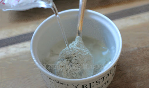 Trộn hỗn hợp bột mì với nước rửa chén làm chất tẩy rửa